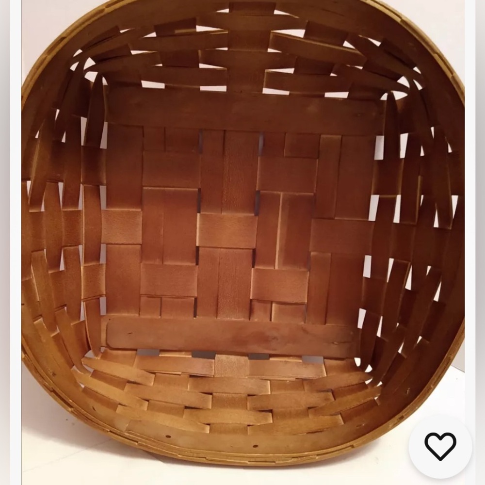 🍁🧺Heritage Mint,LTD Canada Maple basket .Liner is reversible.
Smoke-free home.
